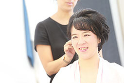 新婦様ヘアメイク開始